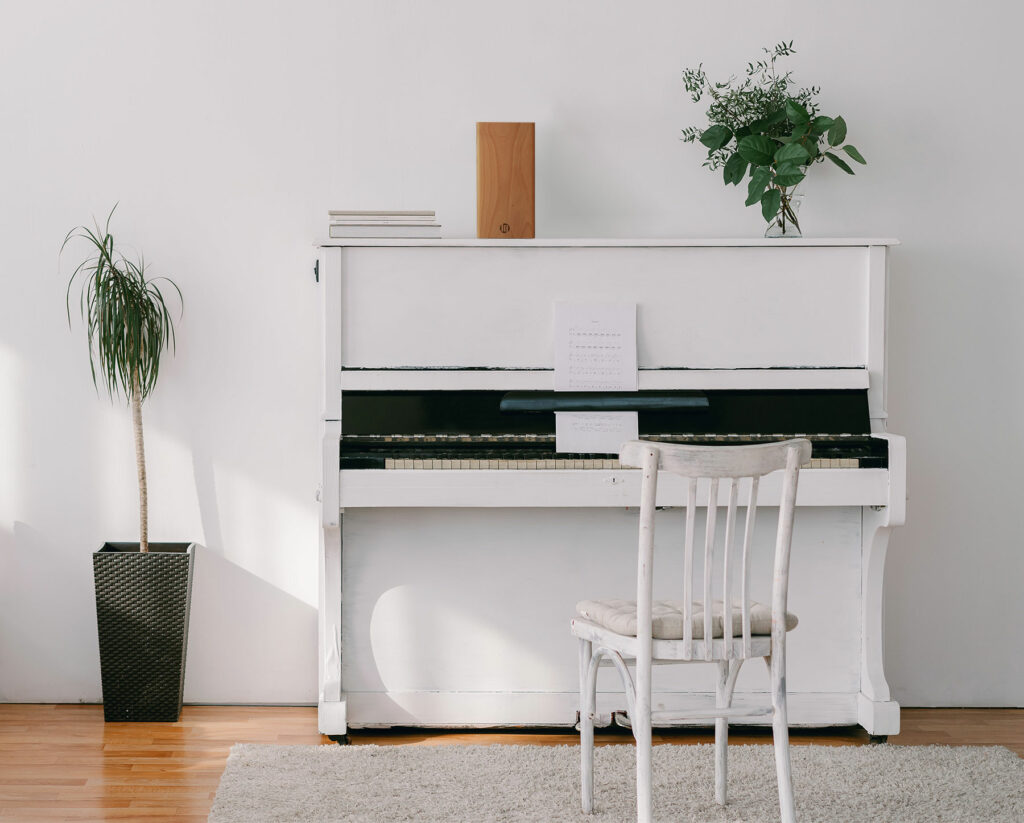 Petite lampe de table en bois sur un piano - Lampe CARA