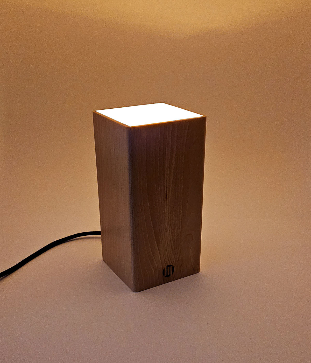 Lire la suite à propos de l’article Notre première lampe de table toute en bois est en ligne