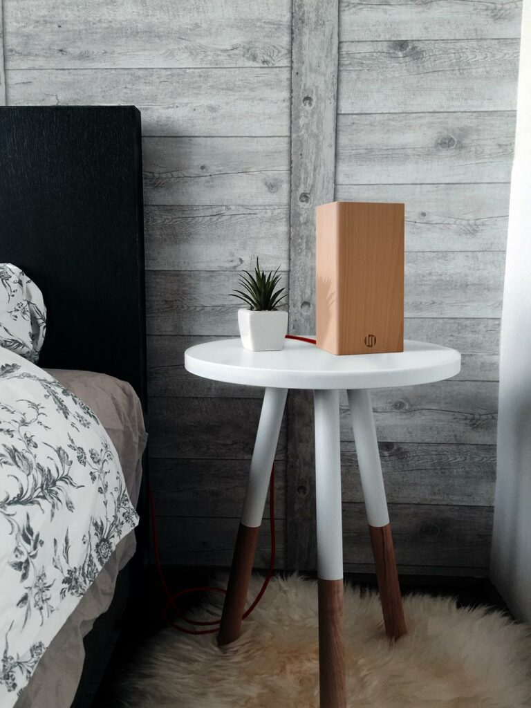 Lampe de table en bois sur un chevet